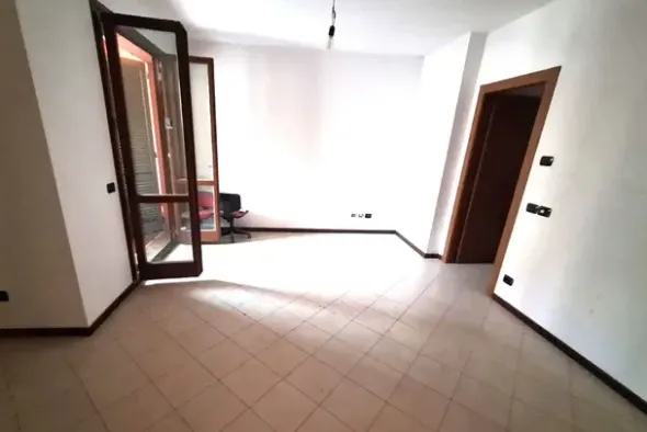 #2537759 Ufficio al piano terra con terrazzino e cantina