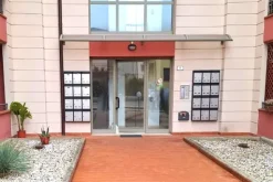 #2537759 Ufficio al piano terra con terrazzino e cantina