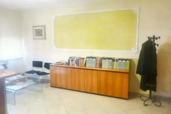#25220 Ufficio con balconi in edificio condominiale