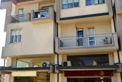 #25220 Ufficio con balconi in edificio condominiale