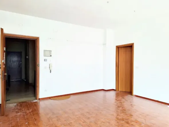 #23833 Ufficio con cantina e posto auto in edificio residenziale