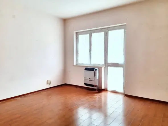 #23833 Ufficio con cantina e posto auto in edificio residenziale