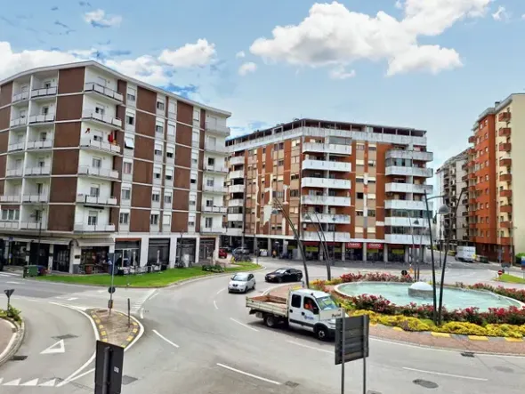 #23833 Ufficio con cantina e posto auto in edificio residenziale