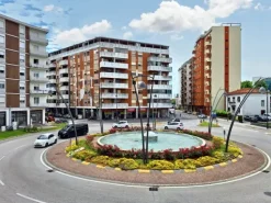 #23833 Ufficio con cantina e posto auto in edificio residenziale