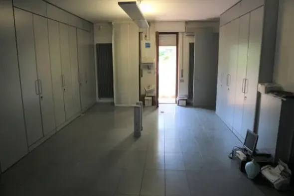 #2297 Ufficio con garage e area esterna. Lotto unico
