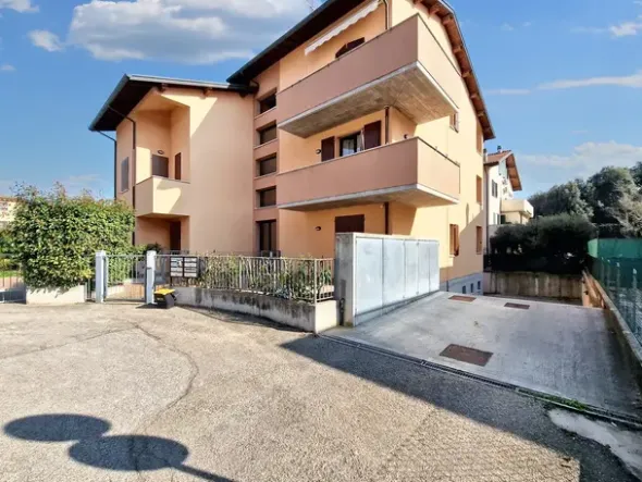 #23087 Ufficio con garage e cantina in edificio residenziale