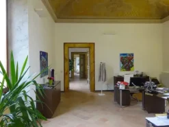 #7588 Ufficio con garage in palazzo storico