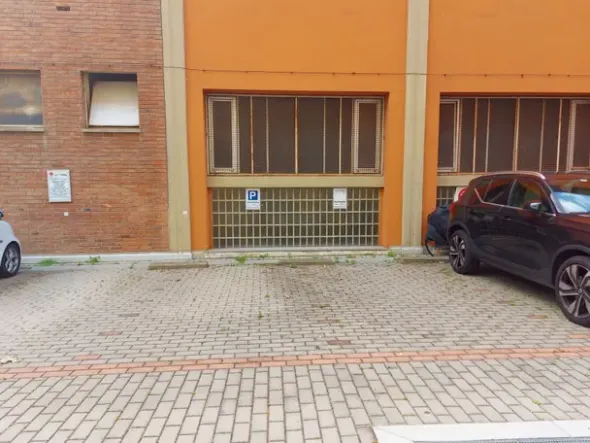 #24537 Ufficio con magazzini e posti auto in centro storico