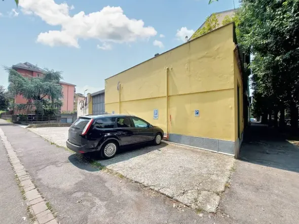 #24199 Ufficio con magazzino e parcheggi
