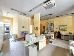 #24199 Ufficio con magazzino e parcheggi