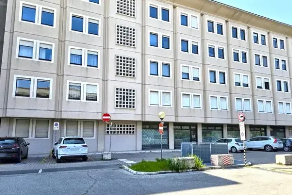 #2537495 Ufficio con posti auto coperti e depositi