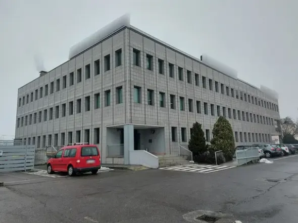 #12102 Ufficio in complesso condominiale con posto auto e deposito
