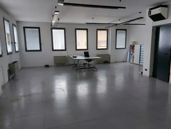 #12102 Ufficio in complesso condominiale con posto auto e deposito