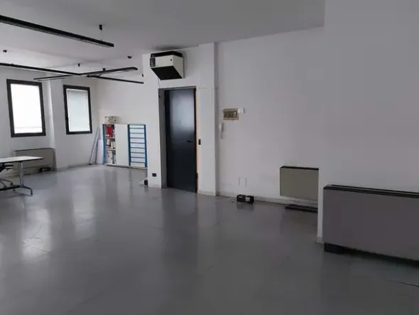 #12102 Ufficio in complesso condominiale con posto auto e deposito