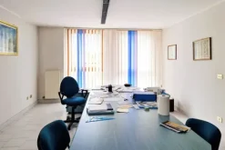 #21625 Ufficio open space arredato al piano secondo