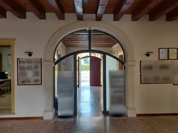 #11175 Uffici su tre piani e parcheggi privati