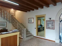 #11175 Uffici su tre piani e parcheggi privati