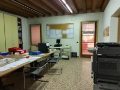 #11175 Uffici su tre piani e parcheggi privati