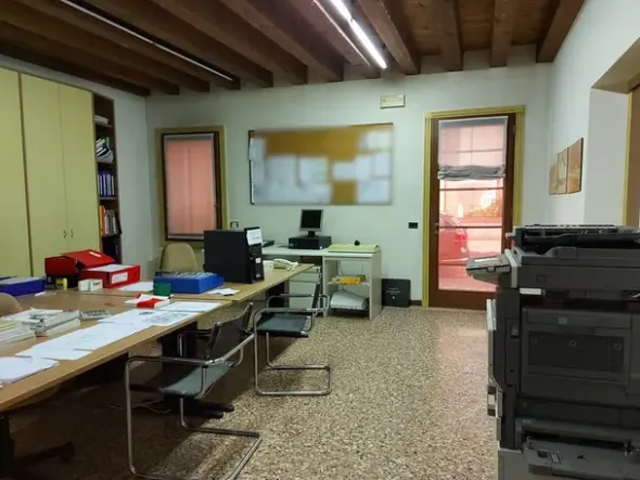 #11175 Uffici su tre piani e parcheggi privati
