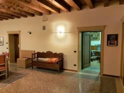 #11175 Uffici su tre piani e parcheggi privati