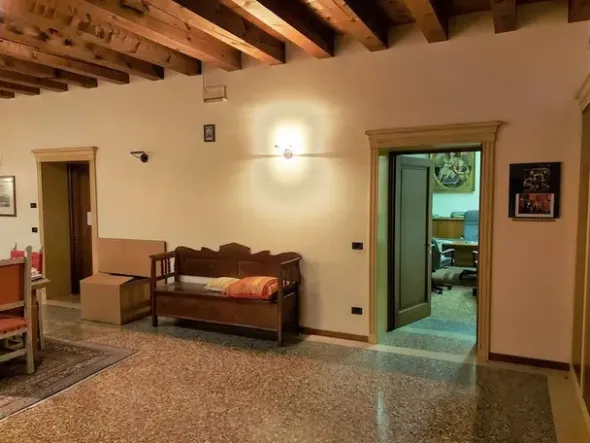 #11175 Uffici su tre piani e parcheggi privati