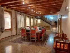 #11175 Uffici su tre piani e parcheggi privati