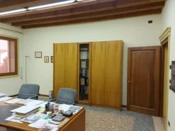 #11175 Uffici su tre piani e parcheggi privati