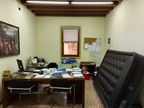 #11175 Uffici su tre piani e parcheggi privati