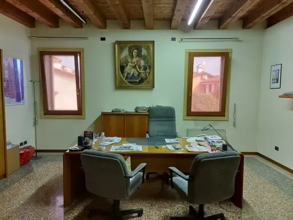 #11175 Uffici su tre piani e parcheggi privati
