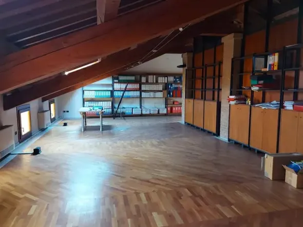#11175 Uffici su tre piani e parcheggi privati