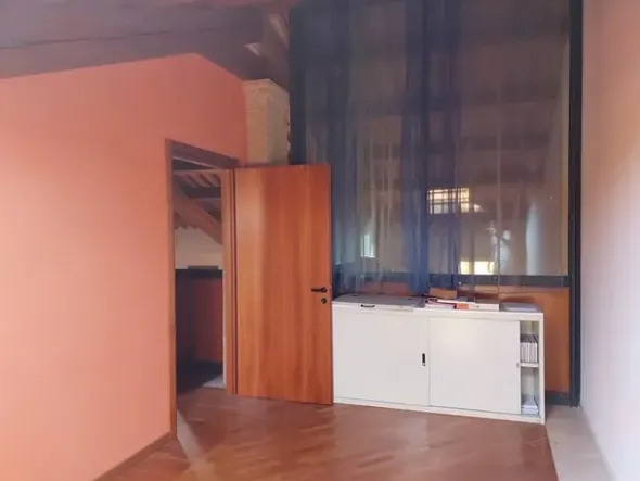 #11175 Uffici su tre piani e parcheggi privati