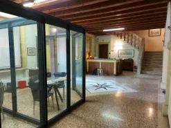 #11175 Uffici su tre piani e parcheggi privati