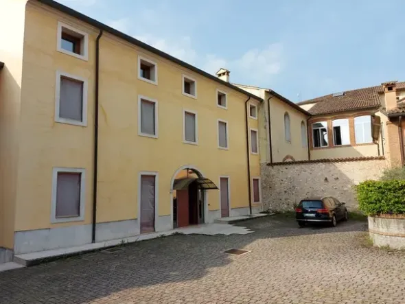#11175 Uffici su tre piani e parcheggi privati