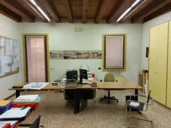 #11175 Uffici su tre piani e parcheggi privati