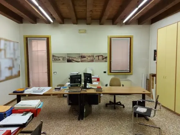 #11175 Uffici su tre piani e parcheggi privati