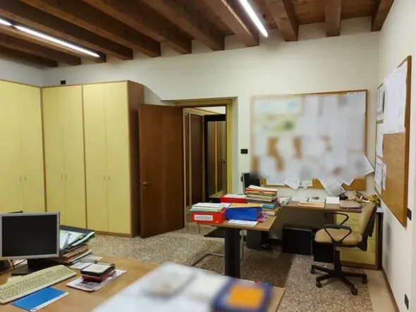 #11175 Uffici su tre piani e parcheggi privati