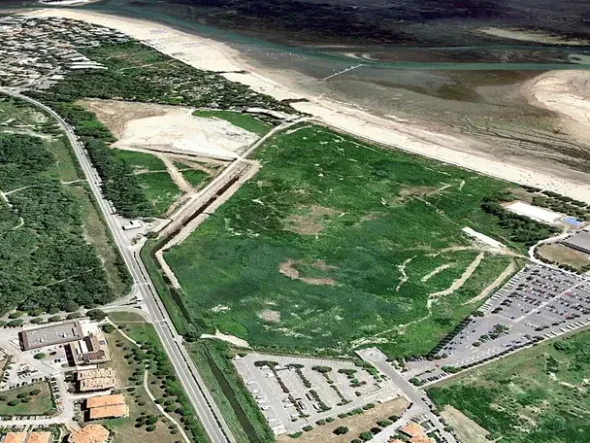 #24173 Vasta area edificabile, prospiciente al mare, in famosa località balneare