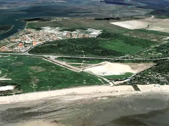 #24173 Vasta area edificabile, prospiciente al mare, in famosa località balneare