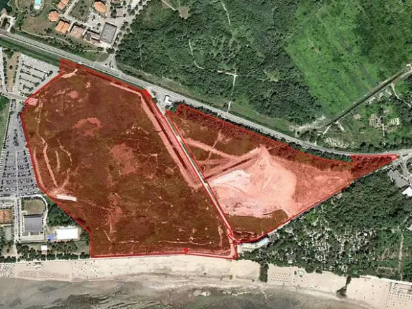 #24173 Vasta area edificabile, prospiciente al mare, in famosa località balneare