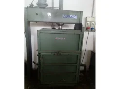Vendo imballatrice verticale per compattare materie prime ingombranti