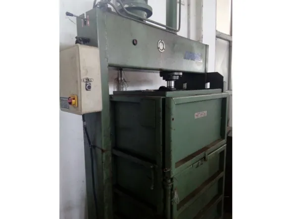 Vendo imballatrice verticale per compattare materie prime ingombranti