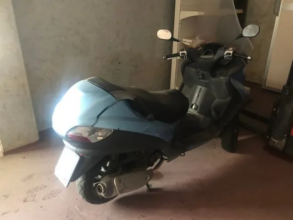 6#4719 Vespa Piaggio MP3