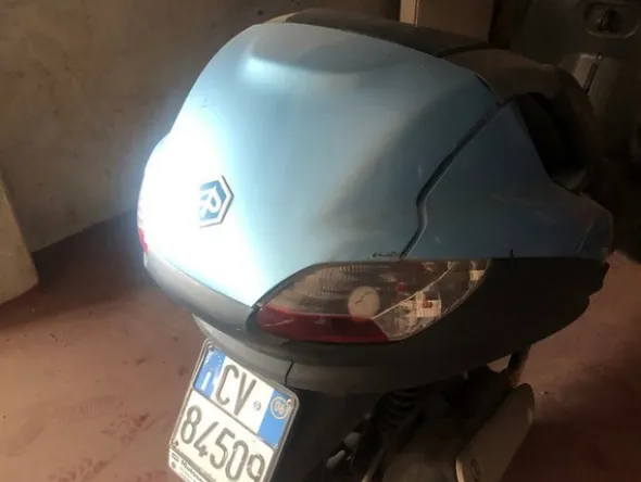 6#4719 Vespa Piaggio MP3