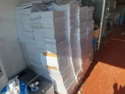 1#8374 Vetrina frigo per frollatura, tavolo in Teflon e attrezzature varie
