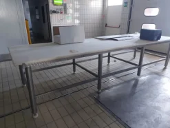 1#8374 Vetrina frigo per frollatura, tavolo in Teflon e attrezzature varie