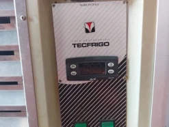1#8374 Vetrina frigo per frollatura, tavolo in Teflon e attrezzature varie